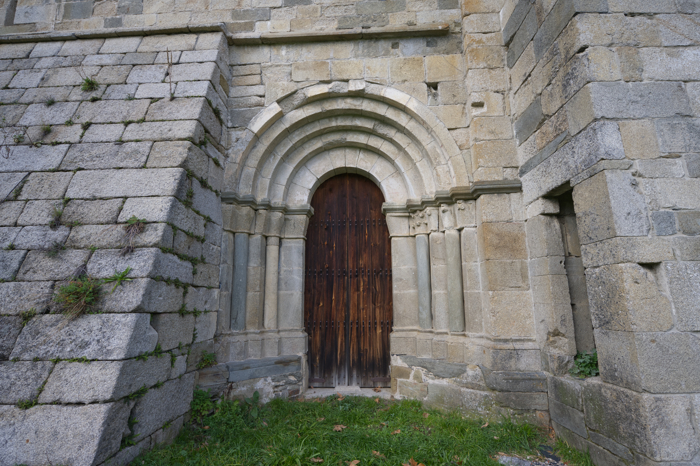 Puerta de los monjes del claustro del monasterio de San Martín de Castañeda